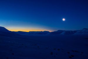北极日全食-冰原上燃烧的黑太阳
